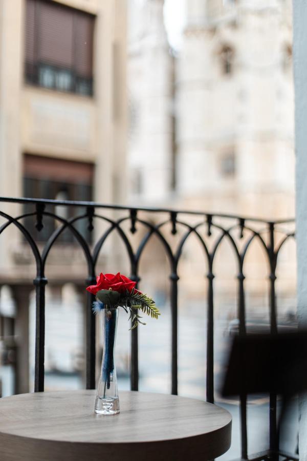 Hotel Albany Ancha León Exteriér fotografie A rose left on the balcony of the hotel room where Kennedy was found dead