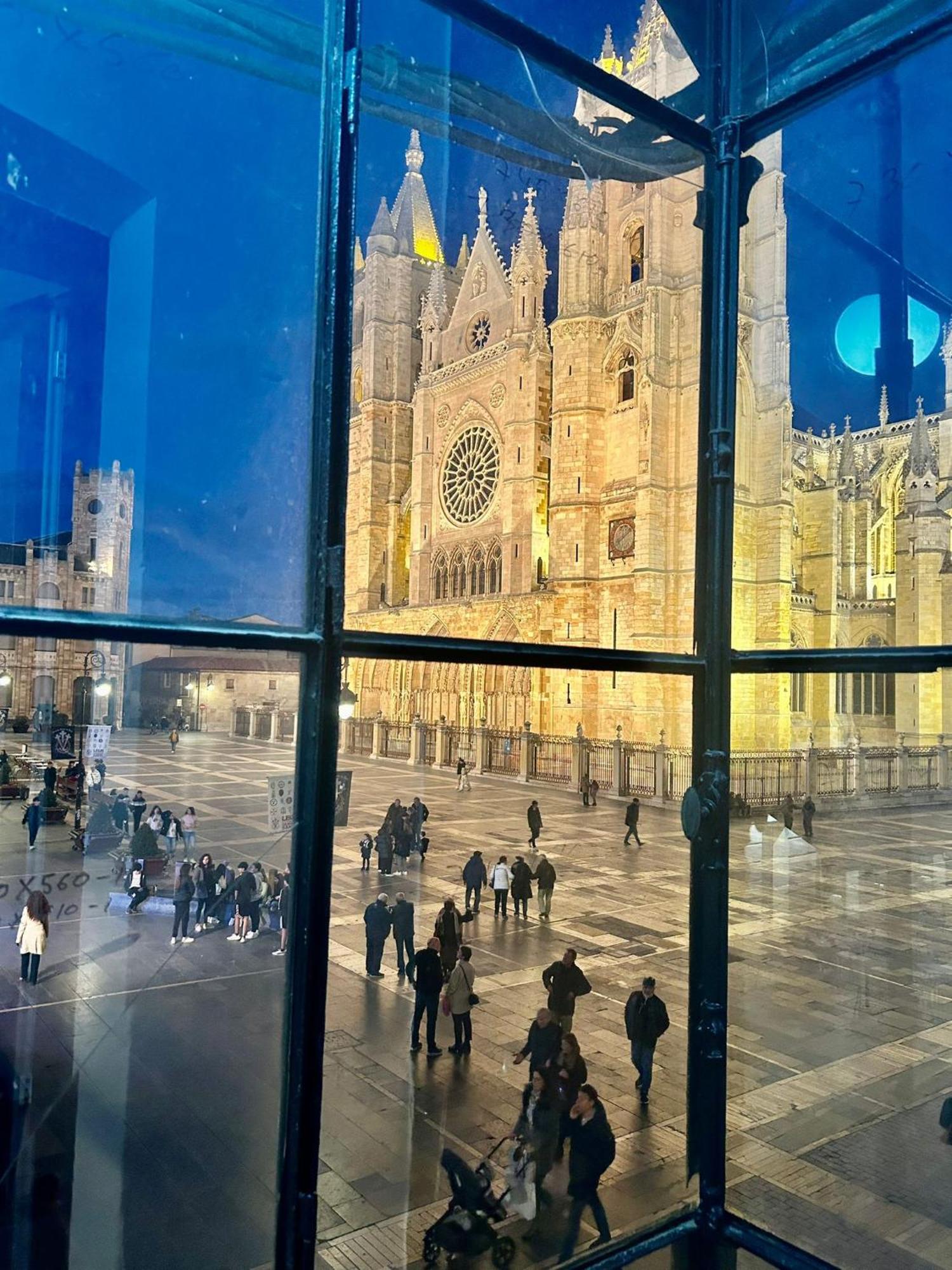 Hotel Albany Ancha León Exteriér fotografie The Cathedral of the Holy Saviour